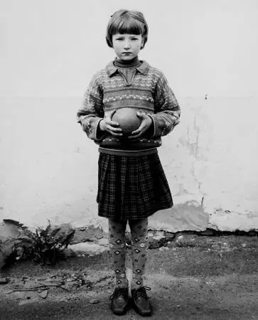 Mädchen mit Ball Foto Restaurierung vorher nachher — altes beschädigtes Foto repariert