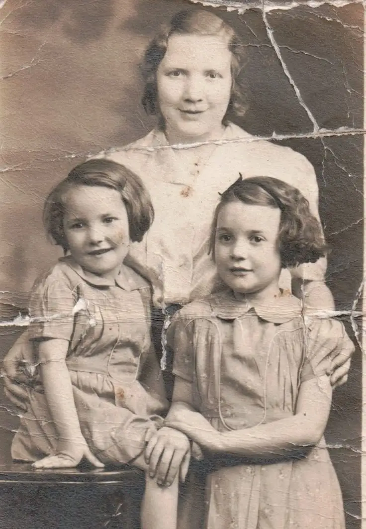 Mutter und Töchter Vintage-Foto Restaurierung vorher nachher — Farb- und Detailwiederherstellung