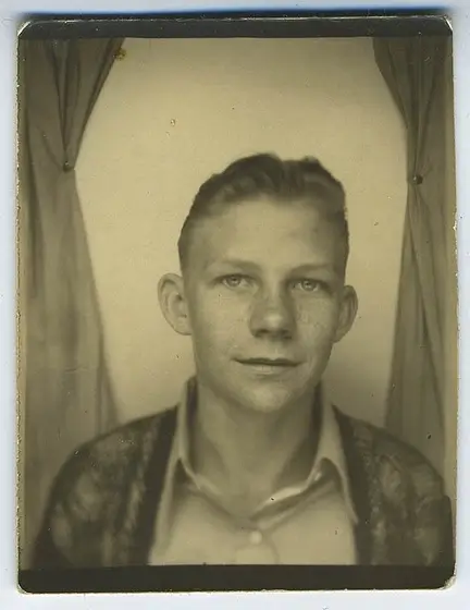 Foto vintage preto e branco de homem loiro colorizada usando tecnologia de colorização com IA