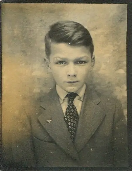 Foto vintage preto e branco de menino de terno colorizada com colorizador profissional de IA