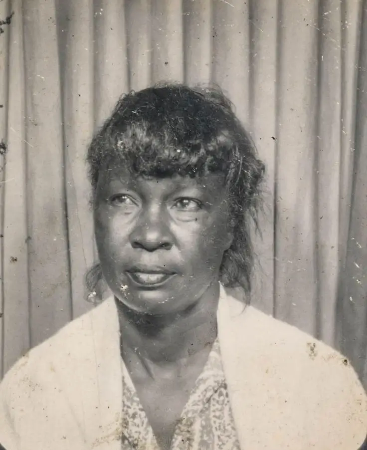 Retrato histórico preto e branco de mulher idosa colorizado usando serviço avançado de colorização