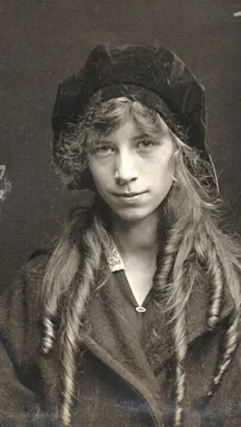 Foto vintage preto e branco de menina com chapéu verde lindamente colorizada através de colorização com IA
