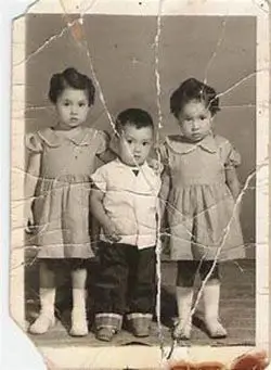Foto preto e branco de meninas gêmeas colorizada à perfeição usando o melhor colorizador de IA online