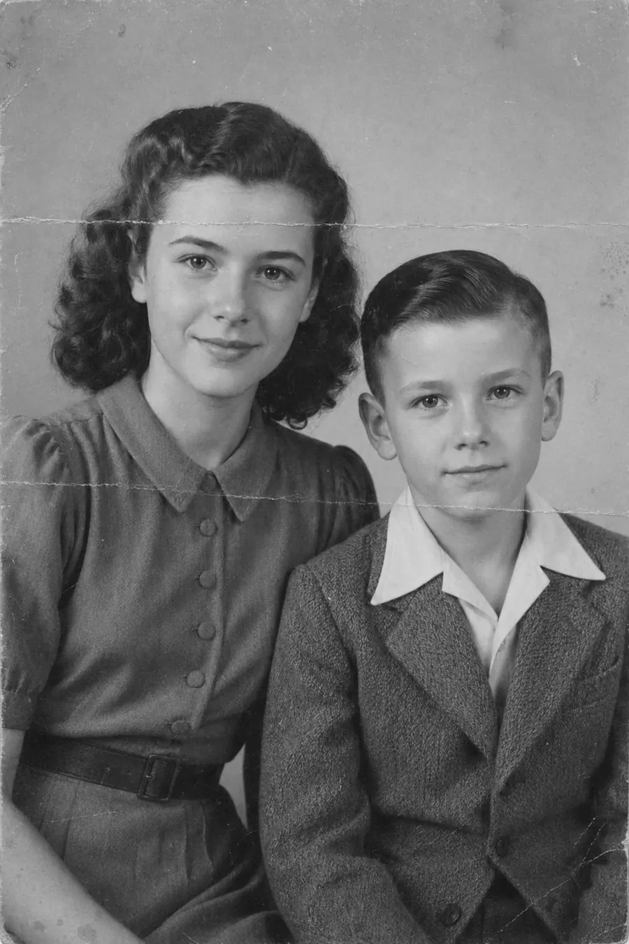 Beschädigtes Schwarzweiß-Familienfoto